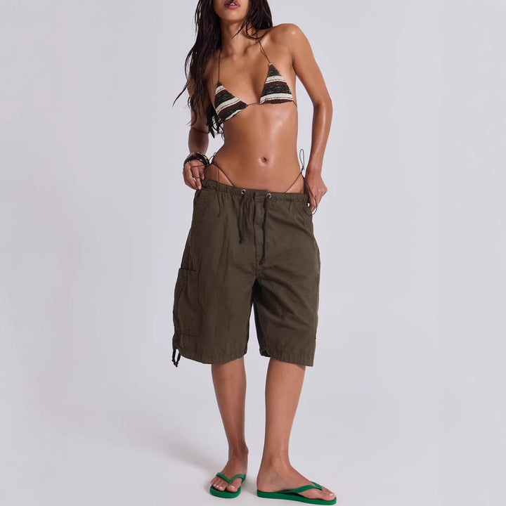 Modische Damen Cargo-Shorts mit verstellbarem Kordelzugbund. Bequeme Sommerhose, ideal für Strand & Stadt.