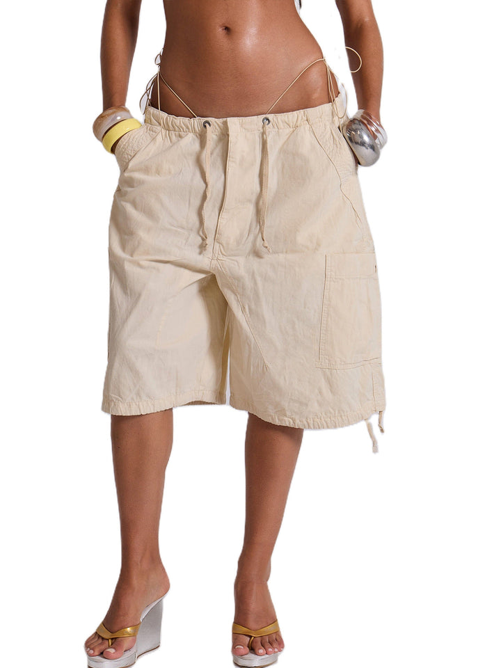 Rückansicht der Damen Cargo-Shorts mit praktischen Gesäßtaschen. Komfortable Sommerhose für einen lässigen Look.