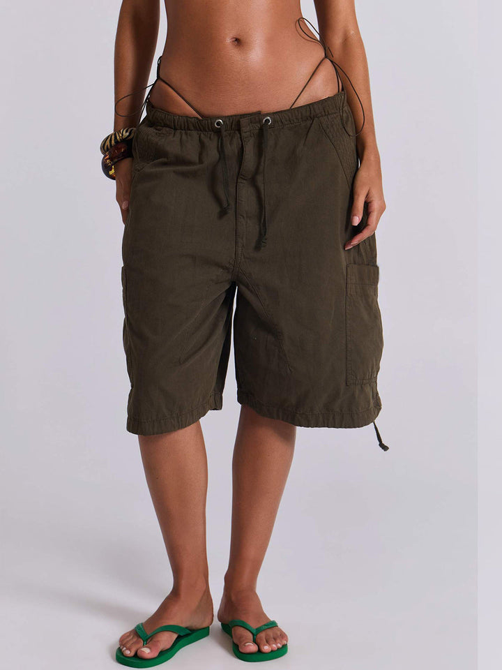 Junge Frau trägt lässige Damen Cargo-Shorts mit weitem Bein. Perfekte Sommerhose für einen entspannten Stadtbummel.