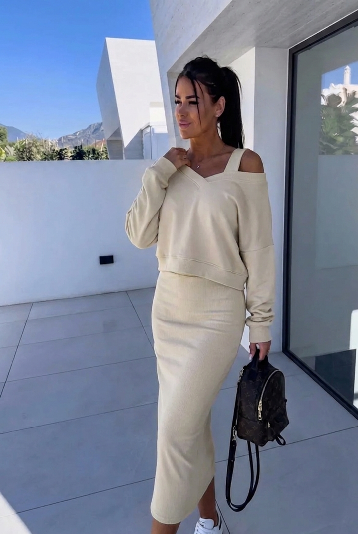 Damen lässiges Sweatshirt und Kleid Set. Stilvoller Zweiteiler für Freizeit und Alltag. Komfortable Damenmode.