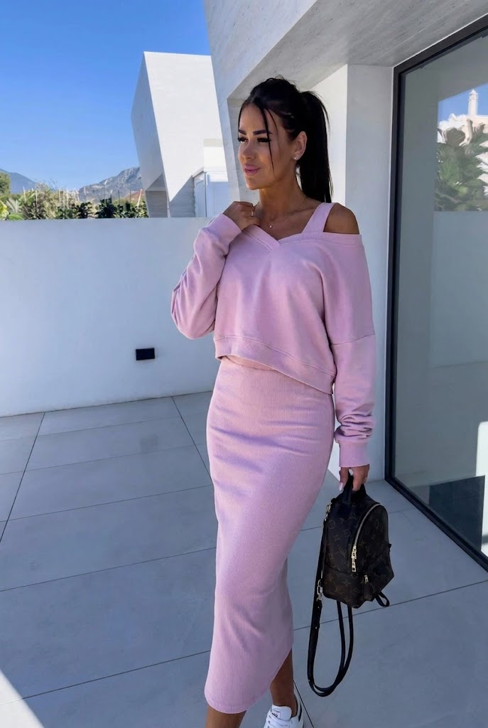 Komfortables Damen Sweatshirt-Kleid Set aus weichem Stoff; perfekt für entspannte Tage und Freizeitkleidung.