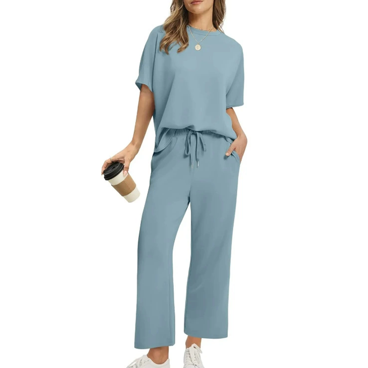 Model in elegantem Damen Lässiges Top- und Hosen-Set, perfekt für entspannte Tage oder stilvolle Sommerabende.