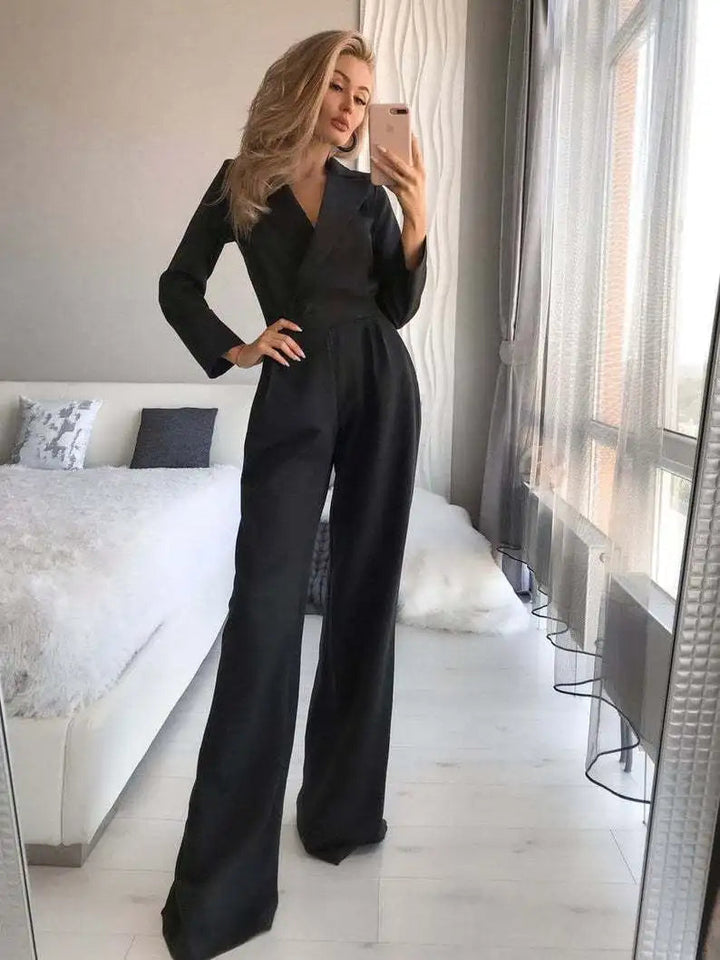 Stylischer Damen Langarm-Jumpsuit mit V-Ausschnitt, tailliert & weitem Bein, ideal für Abendmode.