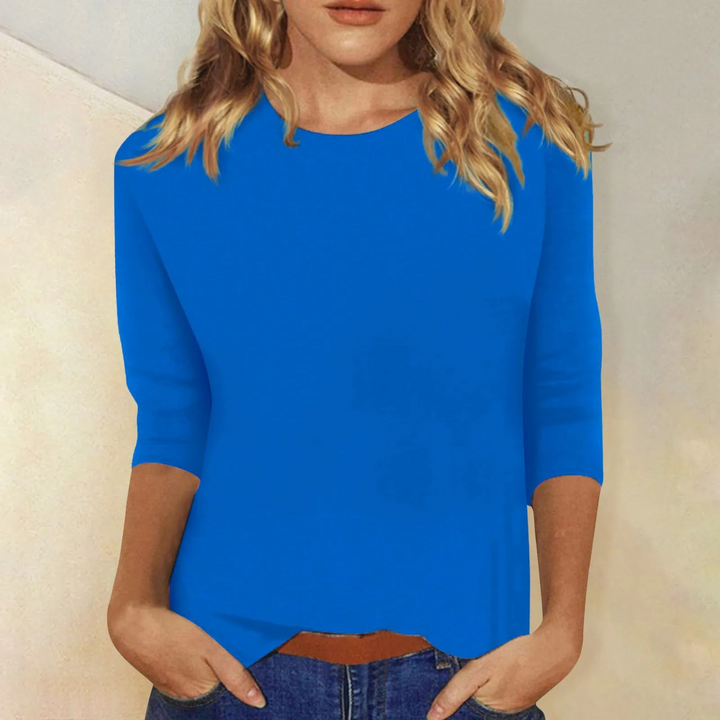 Nahaufnahme des eleganten Rundhalses vom Damen Langarmshirt Ava. Hochwertiges Basic Oberteil für Damenbekleidung.