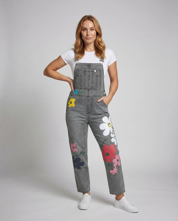 Damen Latzhose mit buntem Blumenmuster für einen frischen, sommerlichen Vintage Stil, bequem & locker geschnitten.