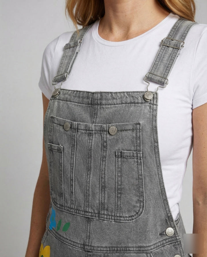 Vielseitige Damen Latzhose mit hübschem Blumenmuster, perfekt für Freizeit & Frühling, ärmellos und bequem.