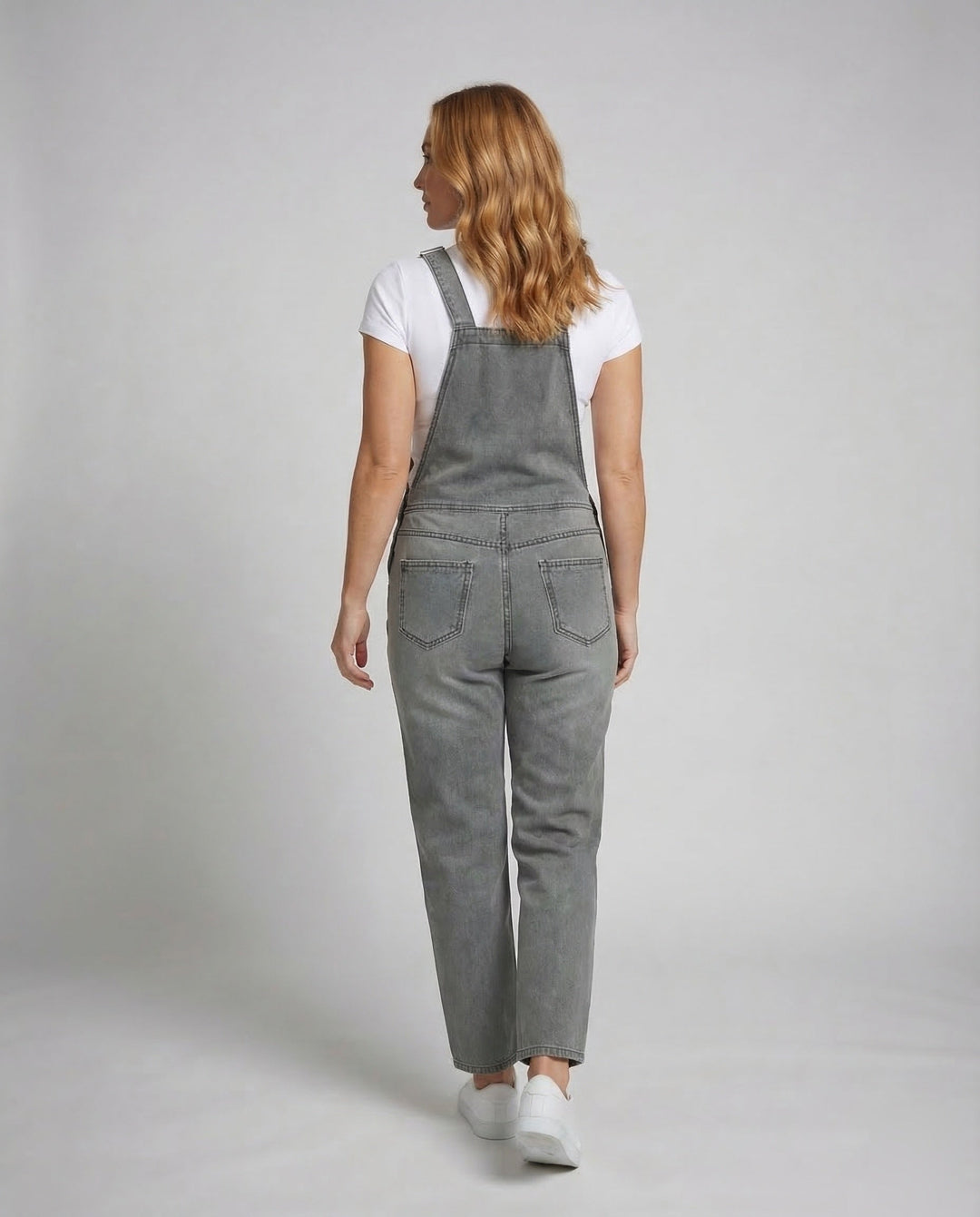 Stilvolle Damen Overall im Vintage Stil mit floralem Muster, ideal für entspannte Tage, sommerlich und locker.