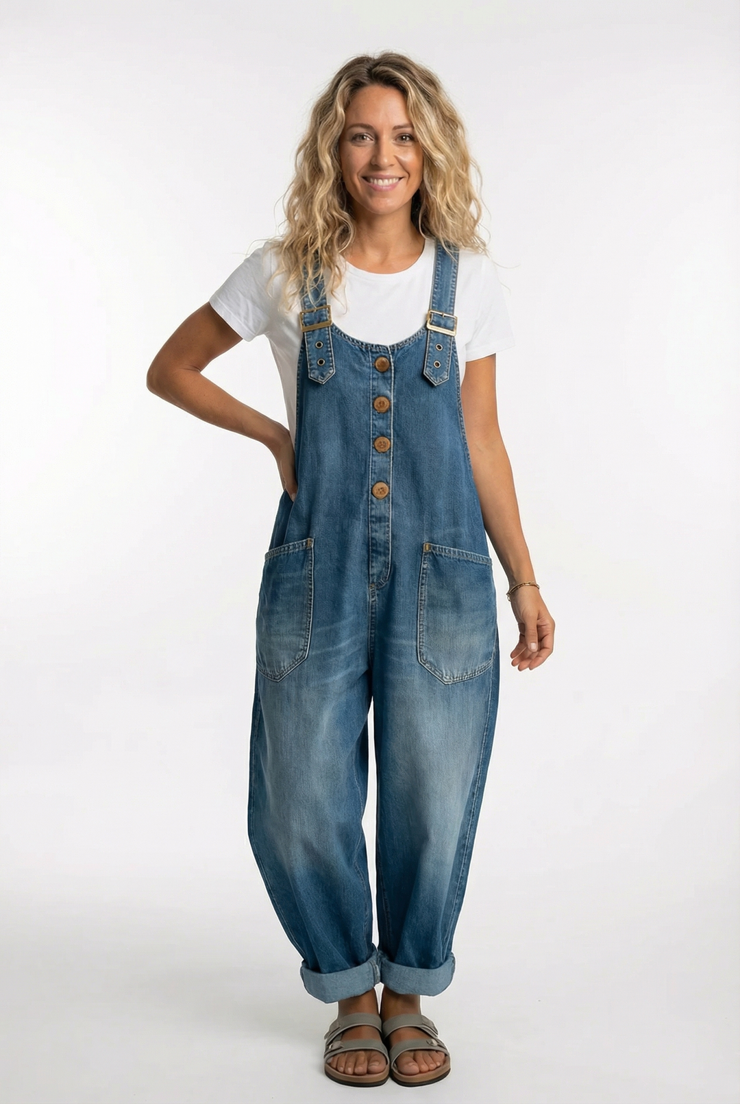 Damen Latzhose mit verstellbaren Trägern für vielseitige Freizeitlooks im Frühling und Sommer.