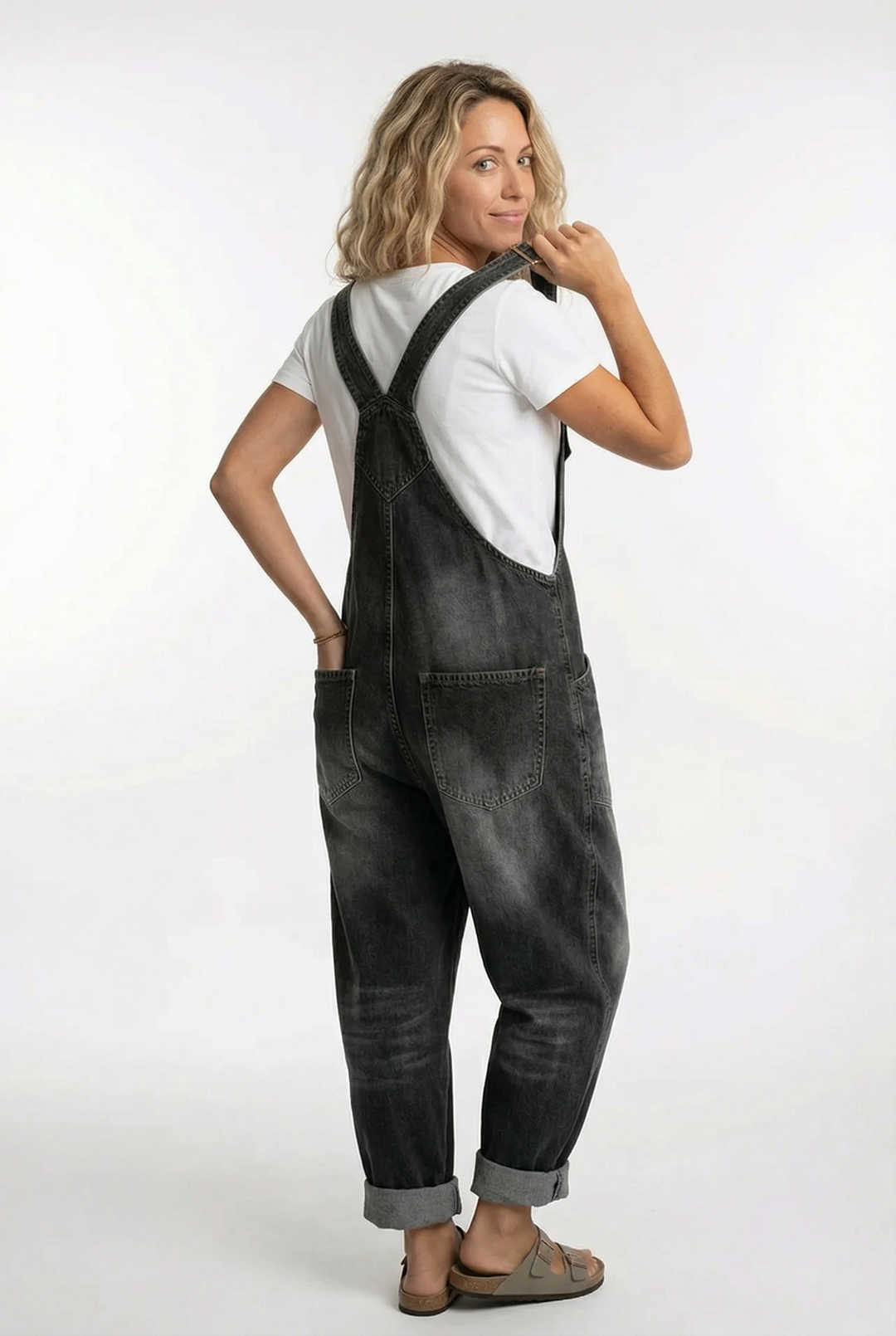 Modische Damen Latzhose mit verstellbaren Trägern für individuellen Tragekomfort.