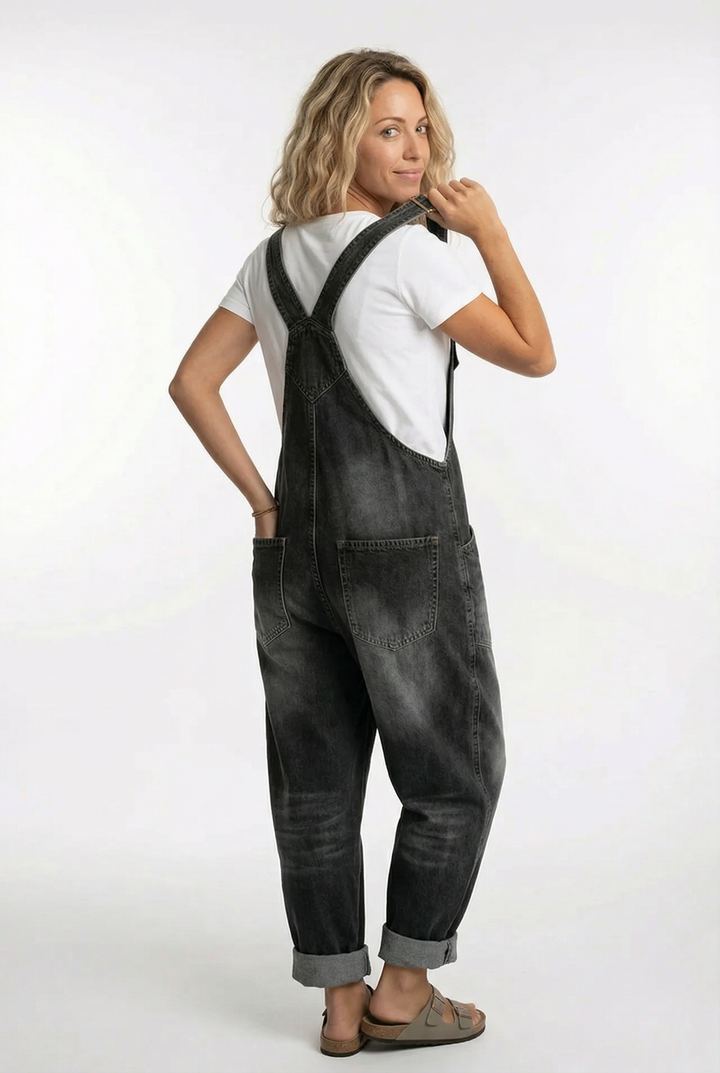 Modische Damen Latzhose mit verstellbaren Trägern für individuellen Tragekomfort.