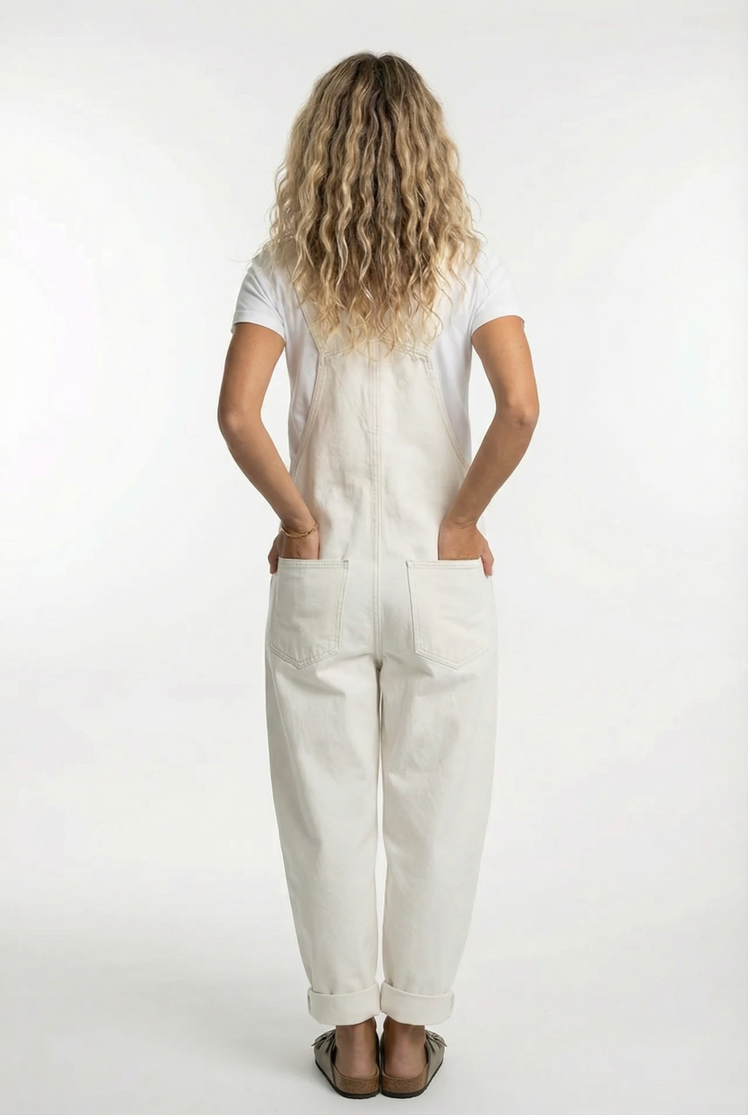 Weite Damen Latzhose mit verstellbaren Trägern, zeitlos und super bequem für den Sommer.