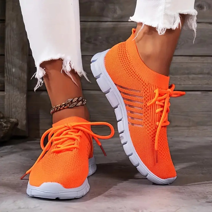 Nahaufnahme: Atmungsaktive Damen Lauftrainer, ultraleichtes Mesh-Obermaterial, griffige Sohle.