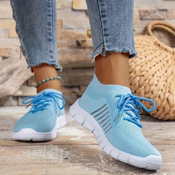 Damen Sportschuhe in Aktion, ultraleicht, atmungsaktiv, bietet optimalen Halt & Komfort beim Laufen.
