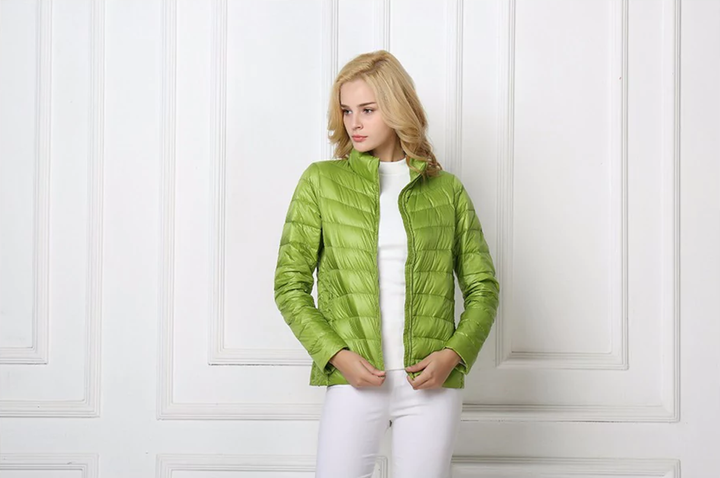 Stilvolle Damen-Outdoorjacke, wasserfest & leicht. Die ideale Begleiterin für aktive Frauen in Frühling/Herbst.