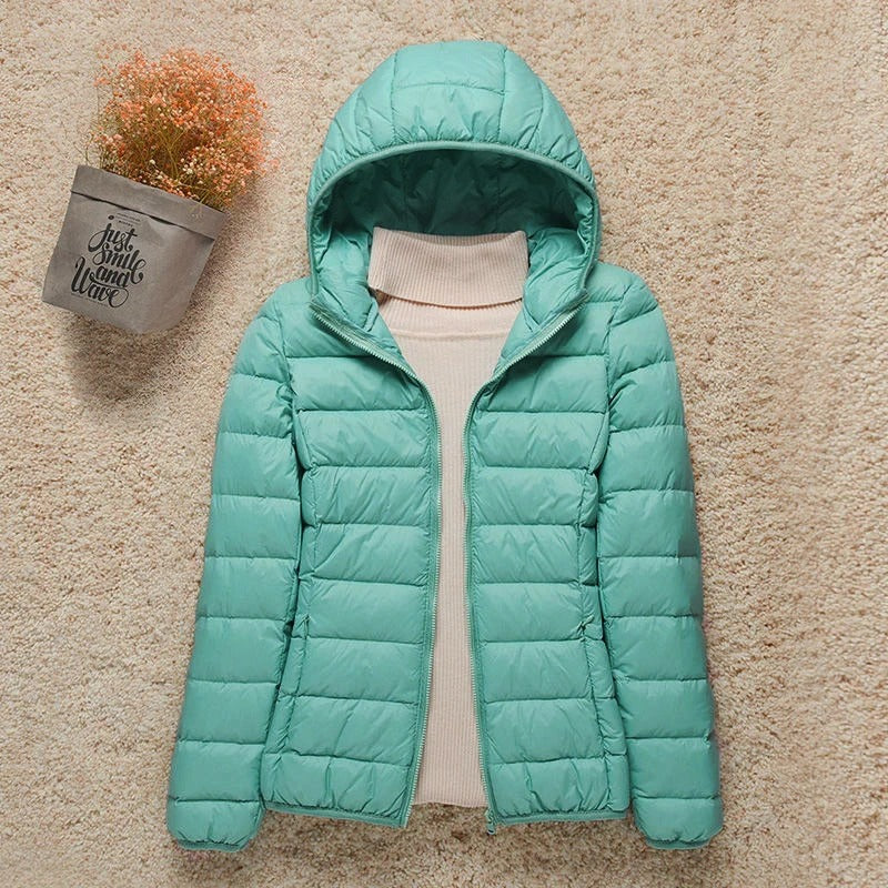 Elegante Damenjacke, leicht, warm und kompakt. Ideal als stylische Winterjacke oder Übergangsjacke für Herbst/Winter.