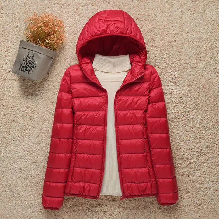 Moderne Damen Winterjacke, superleicht und warm. Eine komfortable Übergangsjacke für Damenmode im Herbst/Winter.