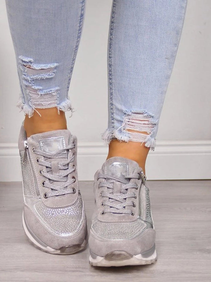Flache, bequeme Damen Loafer mit praktischem Reißverschluss. Stilvolle Slipper für jeden Tag.