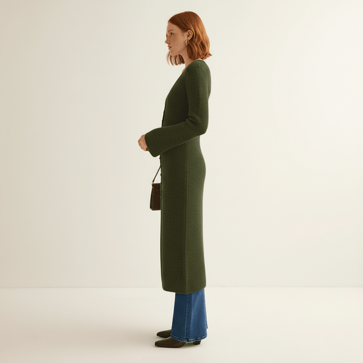 Rückenansicht des eleganten schwarzen Longline-Cardigans "Angelina" für Damen. Fließender Stoff.