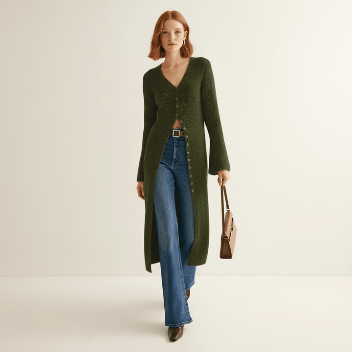 Seitliche Ansicht des Damen Longline-Cardigans mit Knopfleiste. Modischer Schnitt für jede Figur.