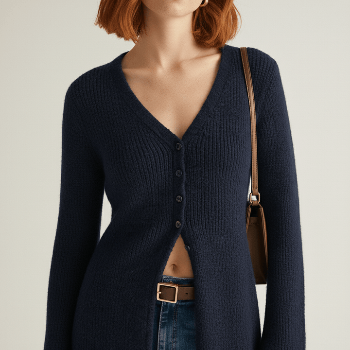 Schwarzer "Angelina" Longline-Cardigan für Damen, geschlossen getragen. Klassisch und elegant.