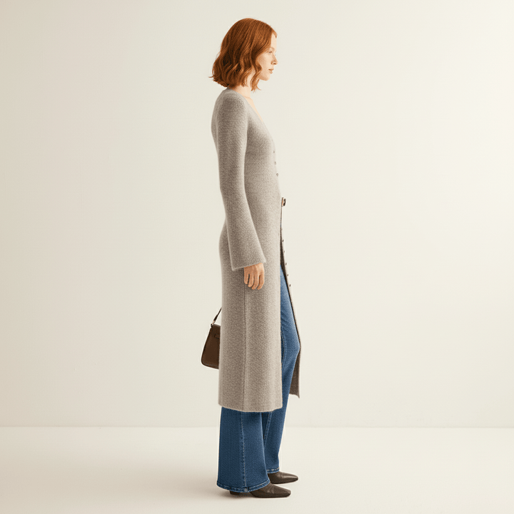 Modischer grauer Longline-Cardigan für Damen. Weicher Langarm-Cardigan für Business Casual Outfits.