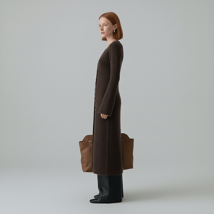 Eleganter beiger Damen Cardigan "Angelina" mit V-Ausschnitt und durchgehender Knopfleiste.