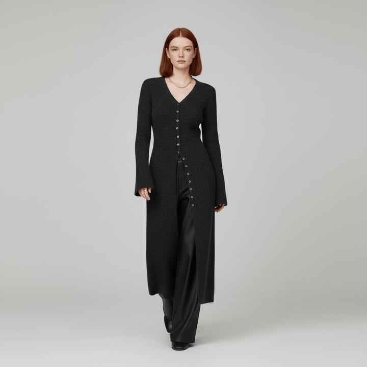 Nahaufnahme des V-Ausschnitts und der Knopfleiste am eleganten Longline-Cardigan "Angelina" für Damen.