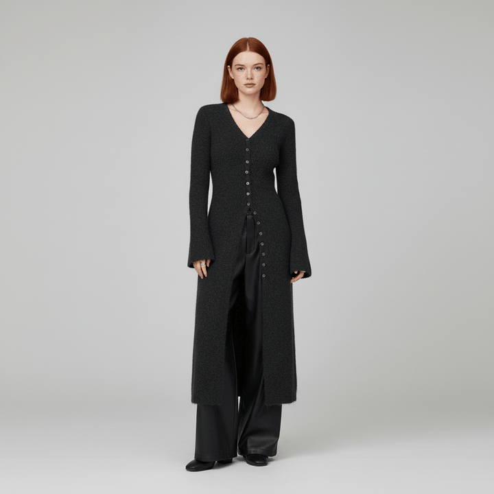 Frau trägt schwarzen Longline-Cardigan mit Knopfleiste. Modisch & bequem für Freizeit oder Büro.