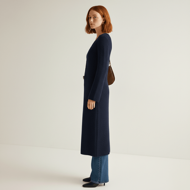 Detailaufnahme des Strickmusters am Damen Longline-Cardigan. Hochwertiger Langarm-Cardigan "Angelina".