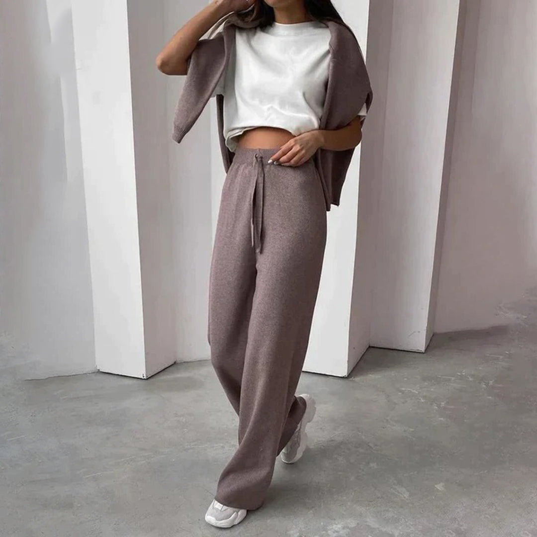 Weiches Damen Loungewear-Set Alana für den Alltag, bestehend aus Pullover mit V-Ausschnitt und bequemer Hose.