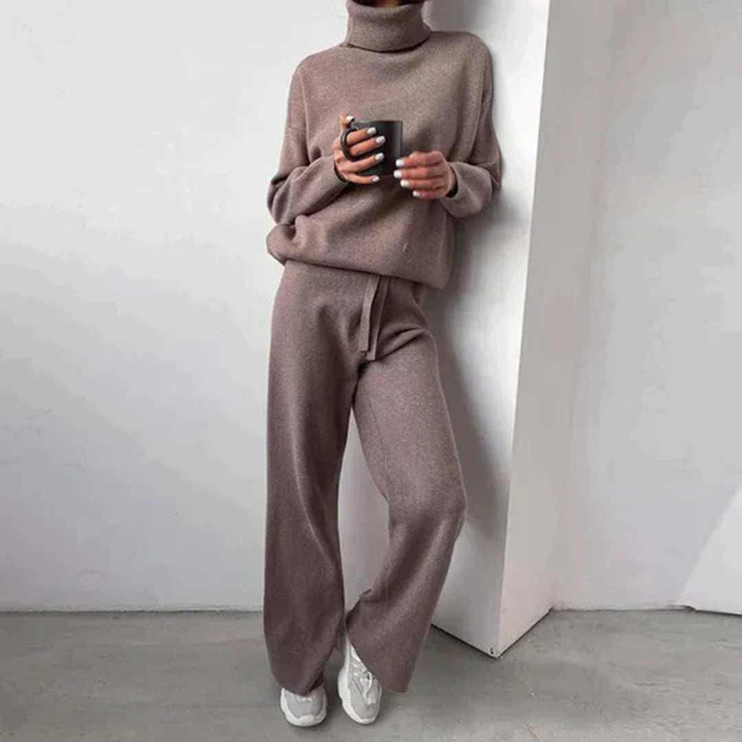 Eleganter Damen Freizeitanzug Alana: V-Ausschnitt Pullover & passende Hose für stilvollen Komfort.