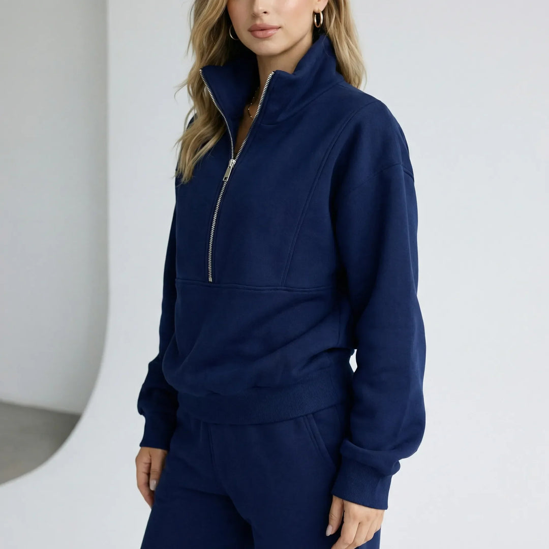 Modisches Damen Freizeitanzug Set in entspannter Passform mit Halbzipper Oberteil und weiter Hose.