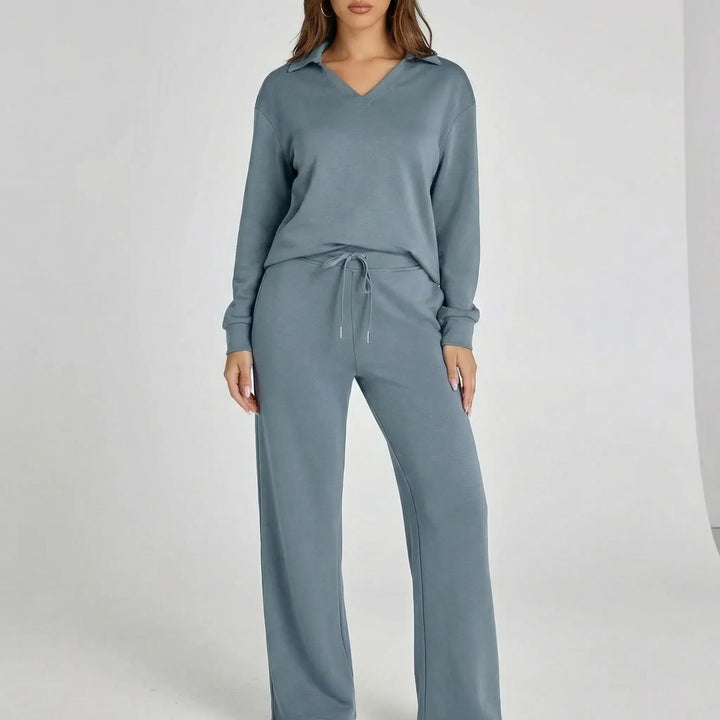 Frau trägt gemütliches Damen Loungewear-Set "Gabriella" mit weitem Bein. Ideal für Entspannung daheim.