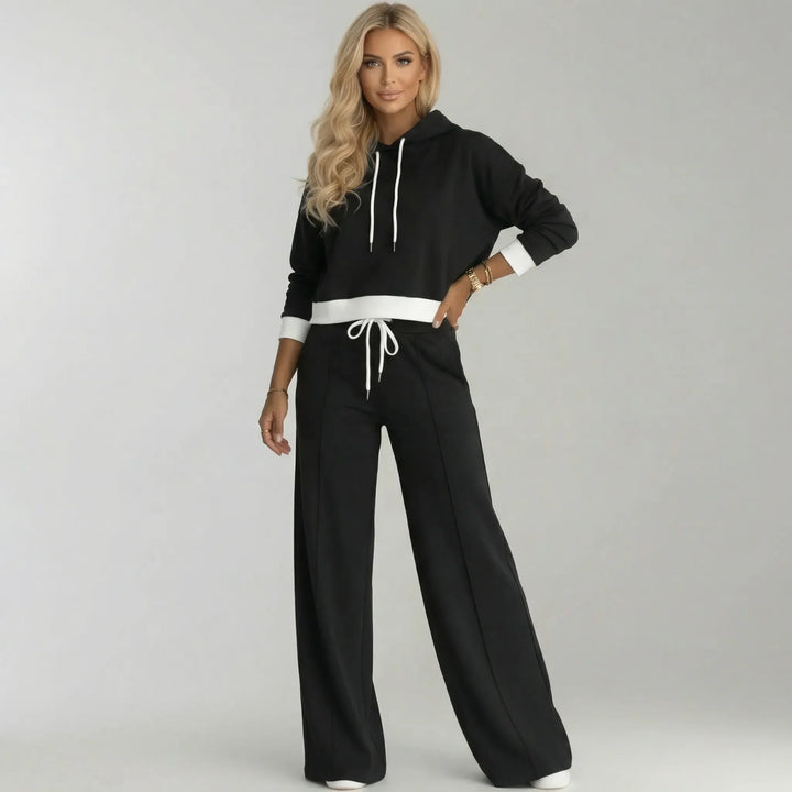 Stilvolles Damen Reiseoutfit: Zweiteiler mit Oversized Kapuzenpullover und passender Hose für Komfort.