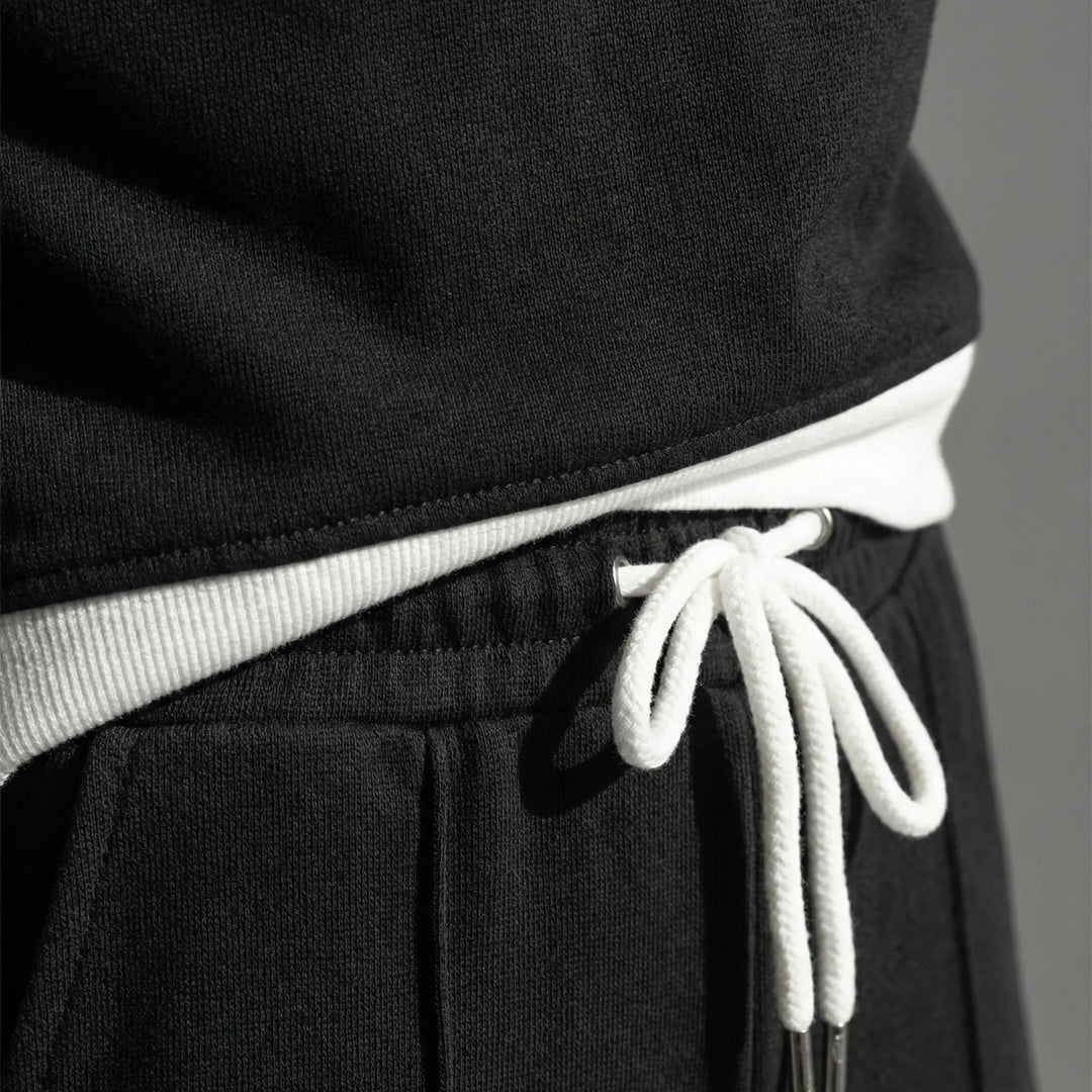 Komfortabler Damen Hausanzug mit Kapuzenpullover und weicher Hose. Perfekt für entspannte Stunden zu Hause.