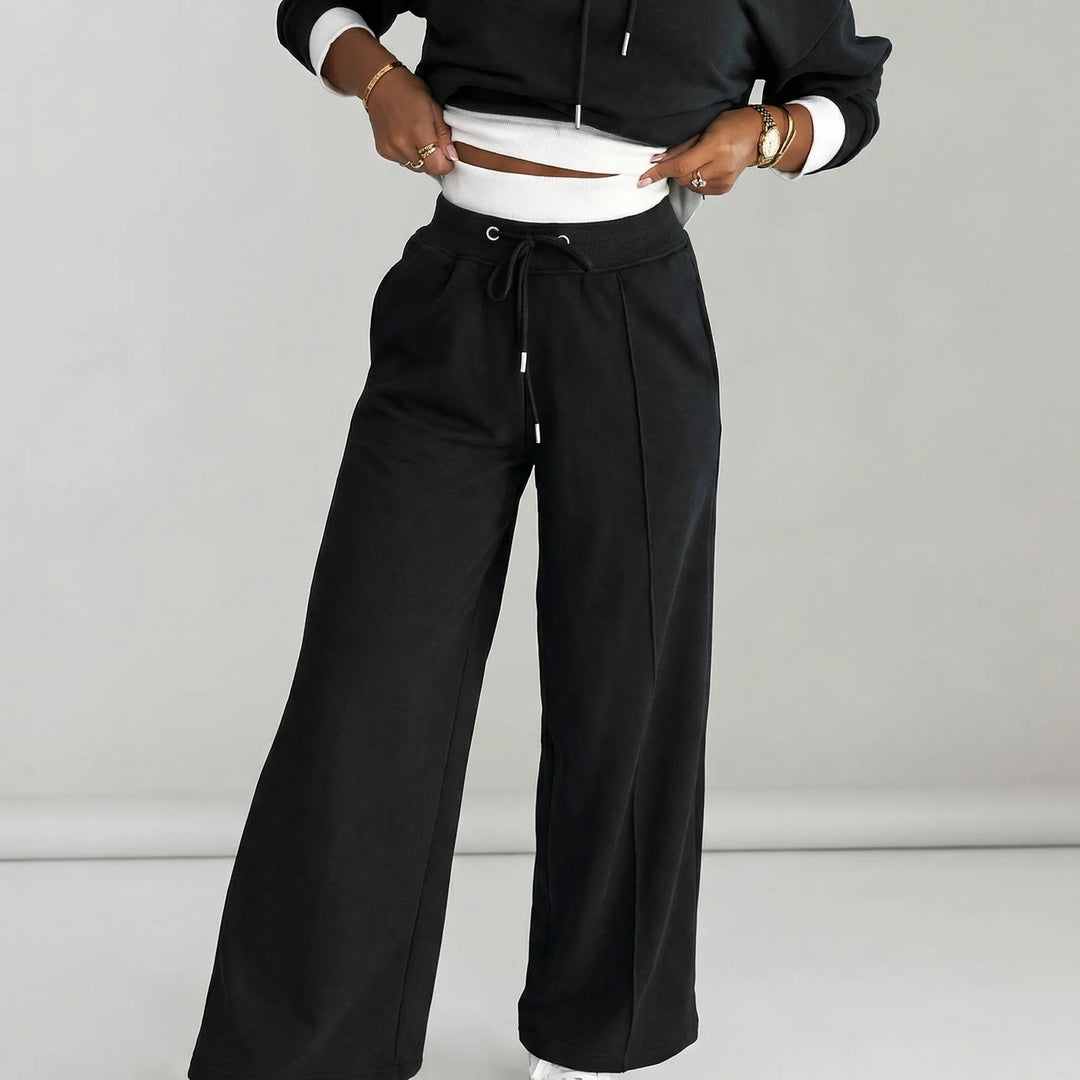 Casual Damen Zweiteiler Freizeitoutfit mit Kapuzenpullover und Hose. Vielseitig für Alltag und Entspannung.