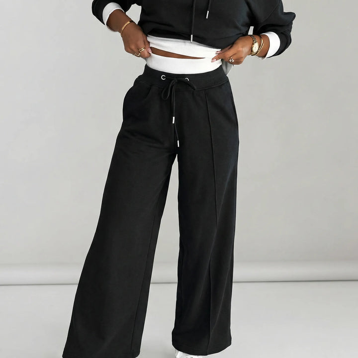 Casual Damen Zweiteiler Freizeitoutfit mit Kapuzenpullover und Hose. Vielseitig für Alltag und Entspannung.