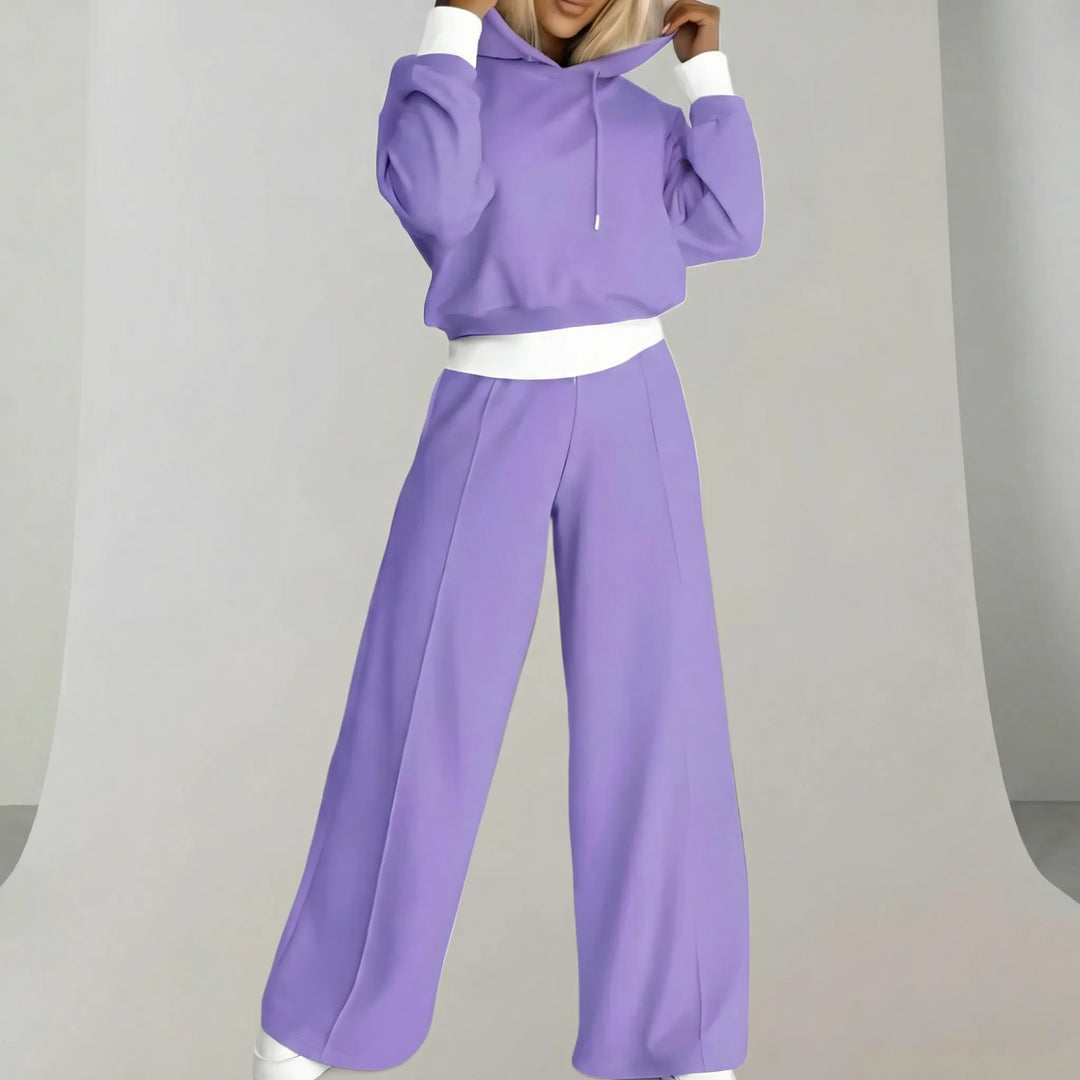 Gemütliches Damen Lounge Outfit mit Oversized Kapuzenpullover und bequemer Jogginghose für höchsten Komfort.