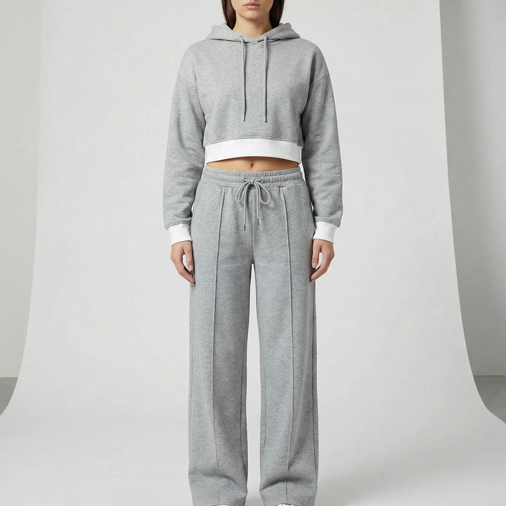 Modernes Damen Lounge Set Savannah mit Kapuzenpullover. Perfekt als Reiseoutfit und für entspannte Tage.