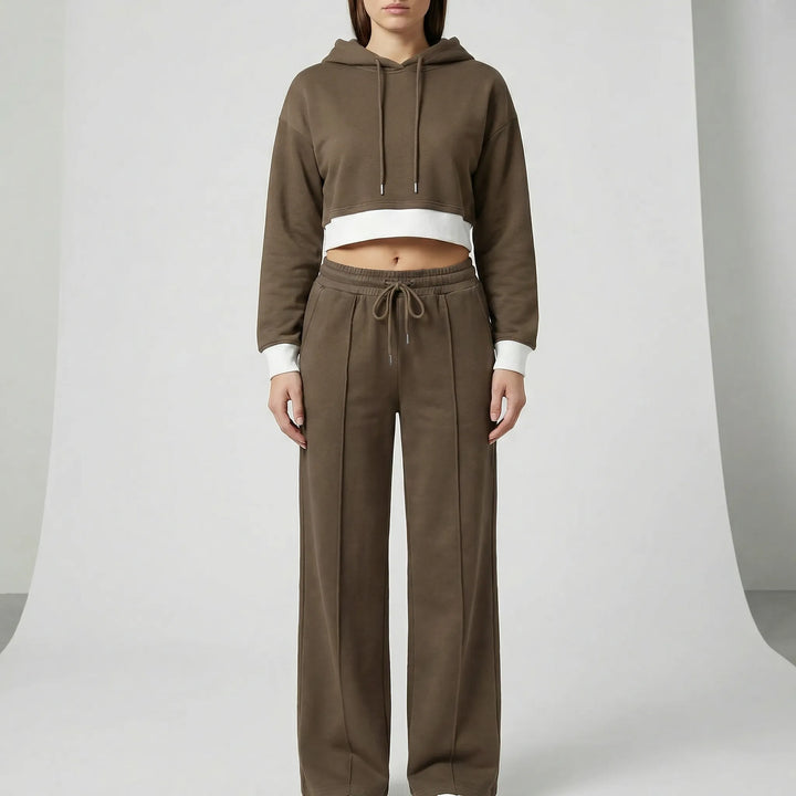 Weiches und stilvolles Damen Lounge Outfit mit Kapuzenpullover und Hose. Ideal für Reisen und Entspannung.