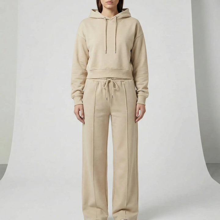 Oversized Damen Lounge Zweiteiler mit Kapuzenpullover für maximalen Komfort. Perfekt als Hausanzug oder Reiseoutfit.