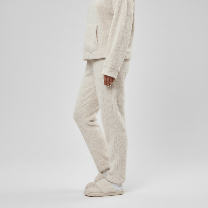 Elegantes Loungewear-Set für Damen mit Kängurutasche und Kapuze, perfekt für gemütliche Abende.