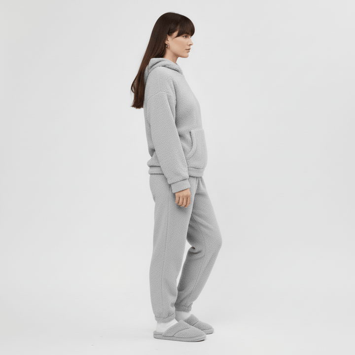 Kuscheliges Damen Loungewear-Set mit Kapuzenpullover, Kängurutasche und weicher Hose.
