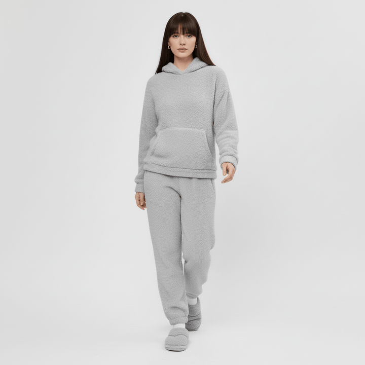 Praktischer Damen Hausanzug mit geräumiger Kängurutasche, Kapuzenpulli und bequemer Unterteil.