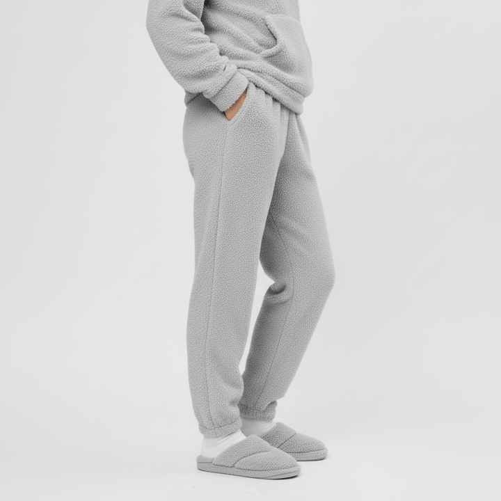 Komfortables Damen Kapuzenpullover Set, ideal für kalte Tage und entspannte Stunden daheim.