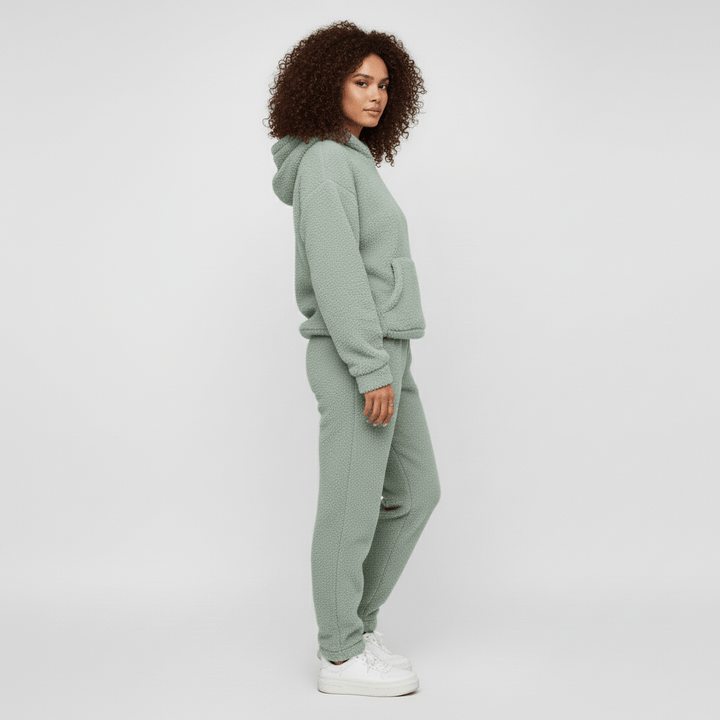 Gemütlicher Damen Freizeitanzug mit Kängurutasche für ultimativen Komfort und Stil.