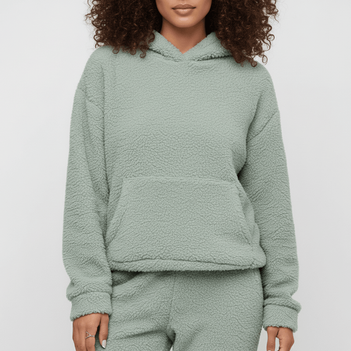 Bequemes Damen Set mit Kängurutasche, Kapuze und weichem Stoff, ideal für Alltag und Entspannung.