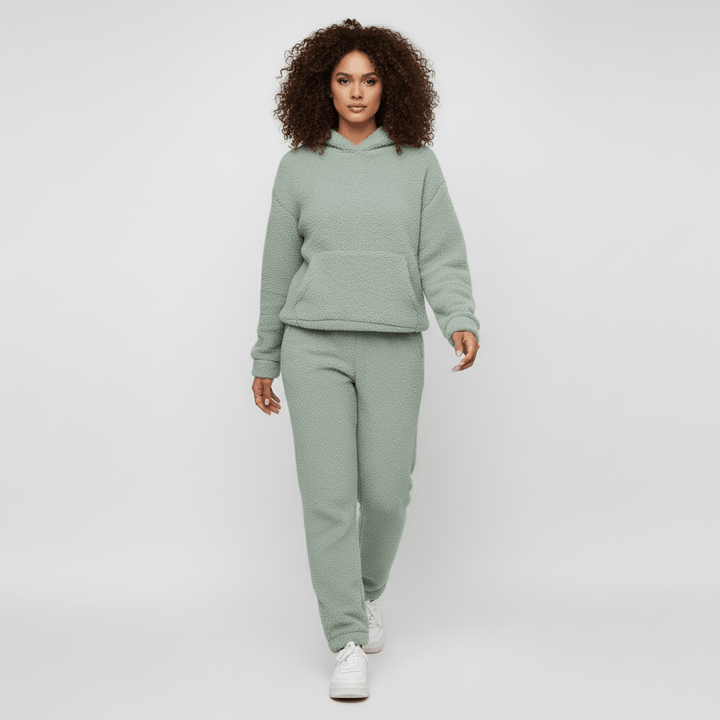Stylisches Damen Loungewear-Set in Großen Größen mit Kapuze und praktischer Kängurutasche.