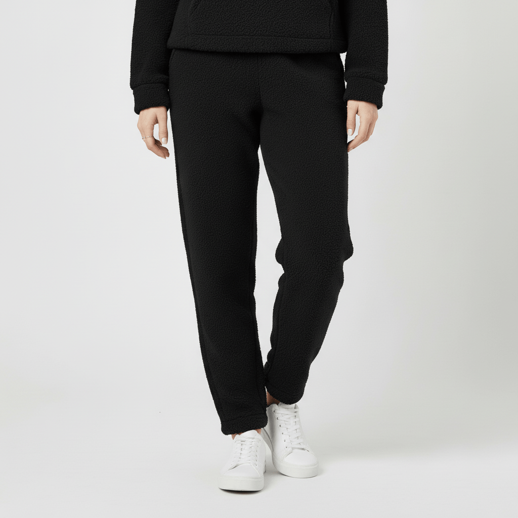 Moderner Freizeitanzug für Damen, bestehend aus Hoodie und Jogginghose, ideal für den Alltag.