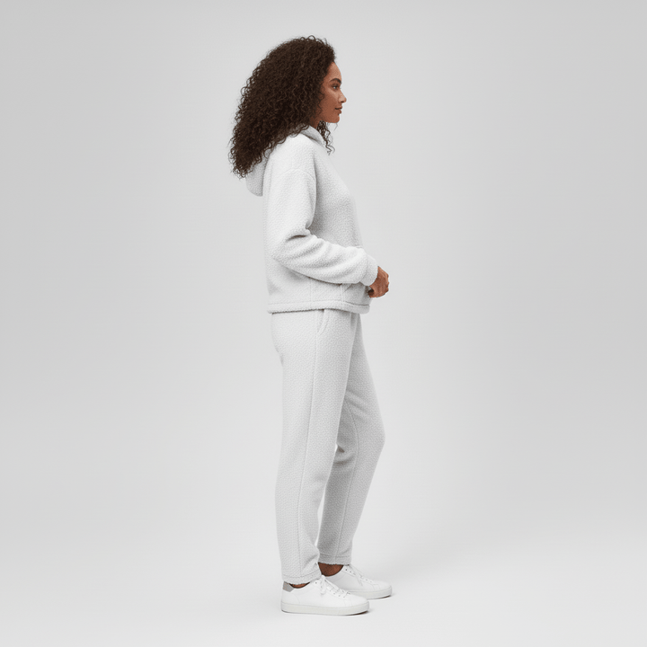 Atmungsaktiver Damen Hausanzug mit Kapuzenpullover und Hose, perfekt für Komfort und Entspannung.